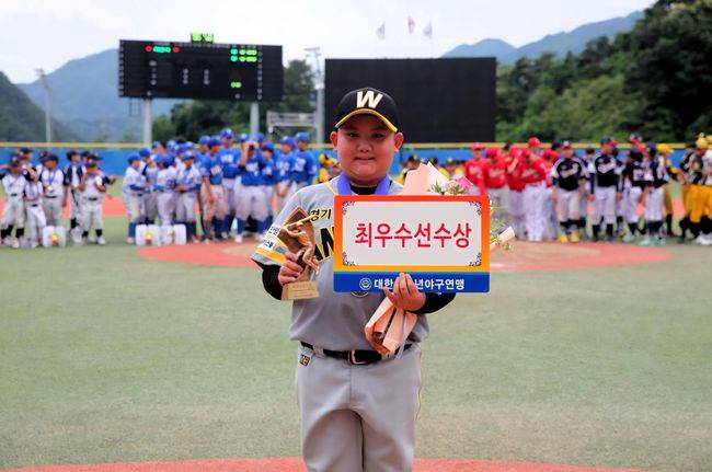 안양시유소년야구단(남성호 감독)이 올해 신설된 2025 횡성한우리배 전국유소년야구대회 꿈나무리그(U-11) 결승에서 도봉구유소년야구단을 14-0으로 대파하고 우승을 차지하며 초대 챔프에 올랐다. / 대한유소년야구연맹