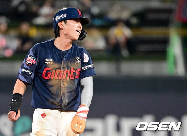 [OSEN=수원, 조은정 기자]12일 오후 수원 KT위즈파크에서 ‘2025 신한 SOL Bank KBO리그’ KT 위즈와 롯데 자이언츠의 경기가 열렸다.이날 홈팀 KT의 선발투수는 소형준, 방문팀 롯데는 김진욱이 나선다.7회초 무사 1루 롯데 전민재가 손호영 투수 앞 땅볼에 포스아웃 당한 뒤 비디오 판독을 보며 아쉬워하고 있다. 2025.06.12 /cej@osen.co.kr