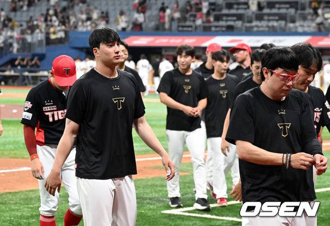 [OSEN=고척, 이대선 기자] 프로야구 키움 히어로즈와 KIA 타이거즈가 무승부를 기록했다. &nbsp;키움과 KIA는 26일 서울 고척 스카이돔에서 열린 2025 KBO리그 시즌 12차전 맞대결에서 연장 11회 5-5 무승부를 기록했다. &nbsp;경기 종료 후 KIA 선수들이 그라운드를 나가고 있다. 2025.06.26 /sunday@osen.co.kr