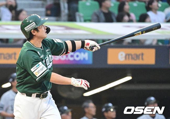 [OSEN=인천, 김성락 기자] 27일 인천 SSG랜더스필드에서 ‘2025 신한은행 SOL Bank KBO리그’ SSG 랜더스와 한화 이글스의 경기가 열렸다.이날 SSG는 문승원,한화는 엄상백을 선발로 내세웠다. &nbsp;3회말 2사 1, 2루 SSG 최정이 추격의 3점 홈런을 날리고 있다. 025.06.27 / ksl0919@osen.co.kr