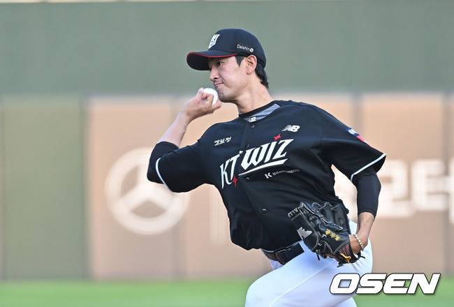 [OSEN=부산, 이석우 기자] 27일 부산 사직야구장에서 2025 신한 SOL 뱅크 KBO 리그 롯데 자이언츠와 KT 위즈의 경기가 열렸다. 홈팀 롯데는 이민석이, 방문팀 삼성은 고영표가 선발 출전했다.KT 위즈 선발 투수 고영표가 역투하고 있다. 2025.06.27 / foto0307@osen.co.kr