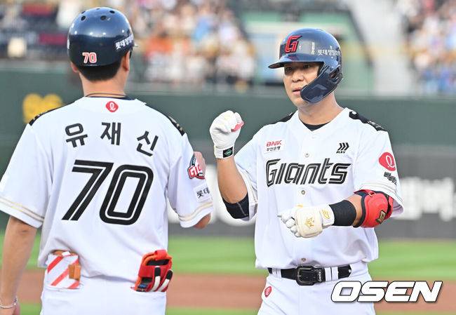 [OSEN=부산, 이석우 기자] 27일 부산 사직야구장에서 2025 신한 SOL 뱅크 KBO 리그 롯데 자이언츠와 KT 위즈의 경기가 열렸다. 홈팀 롯데는 이민석이, 방문팀 삼성은 고영표가 선발 출전했다.롯데 자이언츠 김민성이 1회말 2사 1,2루 중견수 앞 1타점 안타를 치고 세리머니를 하고 있다. 2025.06.27 / foto0307@osen.co.kr