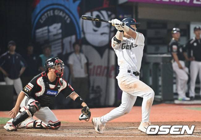 [OSEN=부산, 이석우 기자] 27일 부산 사직야구장에서 2025 신한 SOL 뱅크 KBO 리그 롯데 자이언츠와 KT 위즈의 경기가 열렸다. 홈팀 롯데는 이민석이, 방문팀 삼성은 고영표가 선발 출전했다.롯데 자이언츠 고승민이 3회말 2사 만루 중견수 앞 2타점 적시타를 치고 있다. 2025.06.27 / foto0307@osen.co.kr