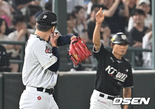 [OSEN=부산, 이석우 기자] 27일 부산 사직야구장에서 2025 신한 SOL 뱅크 KBO 리그 롯데 자이언츠와 KT 위즈의 경기가 열렸다. 홈팀 롯데는 이민석이, 방문팀 삼성은 고영표가 선발 출전했다.롯데 자이언츠 최준용이 7회초 2사 1,3루 KT 위즈 김민혁에게 역전 1타점 안타를 맞고 아쉬워하고 있다. 2025.06.27 / foto0307@osen.co.kr