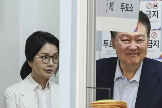 ▲윤석열 전 대통령과 김건희 여사가 제21대 대통령 선거일인 3일 서울 서초구 원명초등학교에 마련된 서초4동제3투표소에서 투표하기 위해 줄을 서고 있다. ⓒ연합뉴스