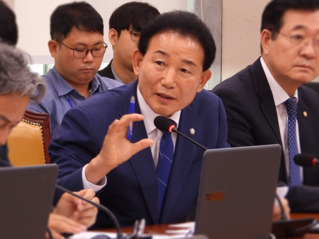 ▲더불어민주당 박용갑 의원(대전 중구)이 26일 국토교통위원회 전체회의에서 박상우 국토교통부 장관을 상대로 동일임대인에 의한 전세사기 사건을 병합 수사할 수 있도록 국토부가 관련 정보를 수사기관에 제공해야 한다 고 촉구했다. ⓒ박용갑의원실