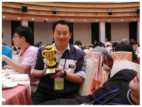 ▲2006년 월드 로봇 올림피아드(WRO) 중국대회 코치로 참가한 김충현 씨. ⓒ김충현씨블로그