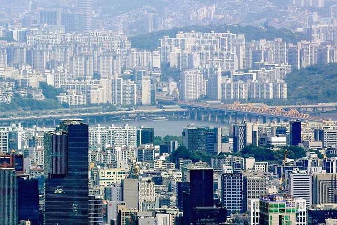 경기 성남시 청계산 매바위에서 바라본 서울 강남구(아래)와 한강 이북 아파트 단지 연합뉴스