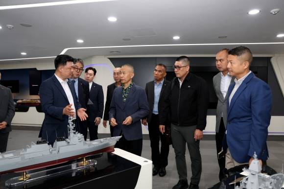 착사왓 사이웡(앞줄 왼쪽 두 번째) 해군 소장을 비롯한 태국 해군 대표단이 지난 25일 경남 거제시 한화오션 사업장을 방문해 한화오션 관계자의 설명을 듣고 있다. 한화오션 제공
