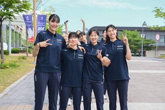 최근 진천국가대표선수촌에서 박지수(왼쪽부터), 허예은, 신지현 등과 함께 새달 열리는 아시아컵에 대한 각오를 다지는 홍유순. 대한민국농구협회 제공