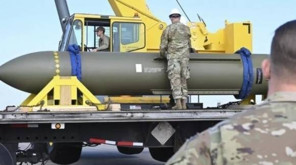 2023년 5월 2일 미 공군 장병들이 미주리주 화이트먼 공군 기지에서 벙커버스터 GBU-57(대형 관통 폭탄)을 살펴보고 있다. 미 공군 제공, AP 연합뉴스