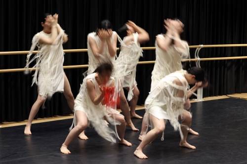 서울 종로구 대학로예술극장에서 열린 제28회 크리틱스초이스 댄스페스티벌 제작발표회에서 붉은 실을 이용한 차지은 안무가의 작품 ‘무용 3번 풍덩’을 시연하고 있다. 2025.06.25. 뉴시스