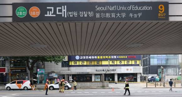 교대역 인근 공사현장 가스 누출로 통제 - 27일 오전 10시 47분쯤 서울 서초구 지하철 2호선 교대역의 11번 출구 인근 공사현장에서 굴착기가 도시가스 배관을 뚫는 사고가 발생해 교대역 사거리 일대가 통제되고 있다. 오후 2시 42분쯤 역사 내 잔류가스를 내보내면서 지하철 무정차 통과 조치는 종료됐다. 연합뉴스