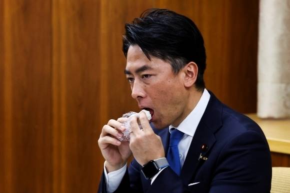 비축미로 만든 주먹밥을 시식하고 있는 고이즈미 신지로 일본 농림수산상. 로이터 연합뉴스