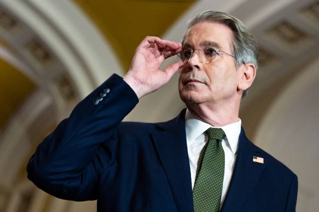 스콧 베선트 미국 재무장관이 워싱턴DC 의회에서 안경을 고쳐쓰고 있다. 연합뉴스