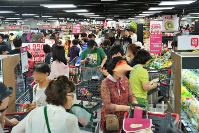 고객들이 26일 개점한 롯데마트 그랑그로서리 구리점을 찾아 장을 보고 있다. 사진 제공=롯데마트
