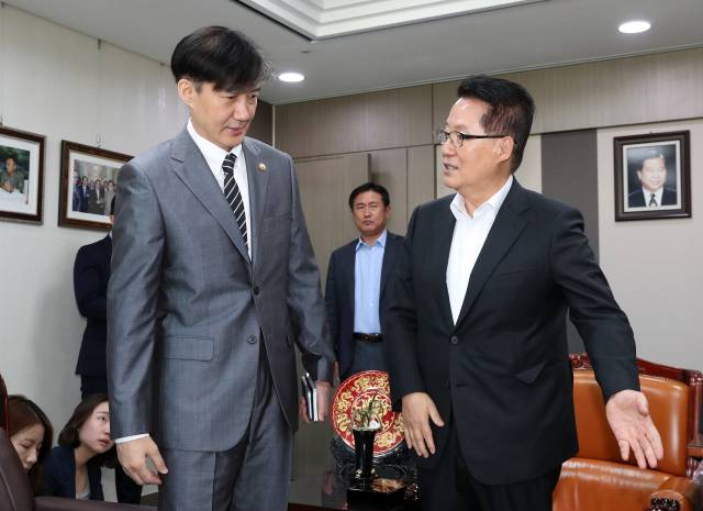 2019년 9월 19일 당시 조국 법무부장관이 서울 여의도 국회 의원회관에서 박지원 대안정치연대 의원을 만나 인사하고 있다. 뉴스1