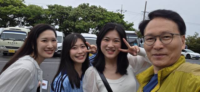 지난주 제주 카멜리아힐에서 만난 오사카에서 왔다는 20대 후반 일본인 여성 여행객들은 필자(오른쪽)에게 “스고이(대단하다)”를 연발하며 한국과 제주에 감탄을 쏟아냈다. 사진=임병식