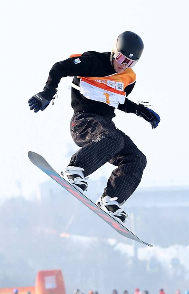 이채운이 2024 강원 동계유스올림픽 남자 스노보드 하프파이프 경기에서 공중 연기를 선보이고 있다. 연합뉴스