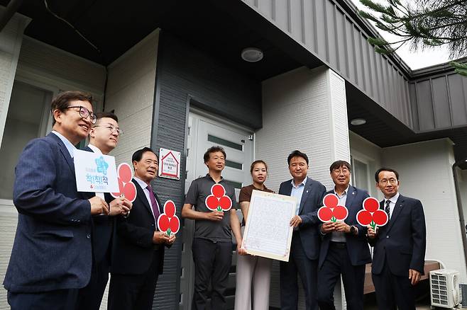 도는 26일 괴산군 다문화 다자녀 가정의 리모델링 완공을 기념해 현판 제막식을 열었다. ⓒ충북도
