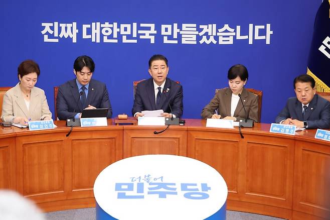 김병기 더불어민주당 대표 직무대행 겸 원내대표(가운데)가 27일 서울 여의도 국회에서 열린 최고위원회의에서 발언하고 있다. ⓒ연합뉴스
