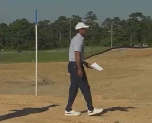 타이거 우즈가 최근 자신이 설계하고 있는 미국 조지아주 오거스타의 9홀 짜리 골프 코스 공사현장을 살펴보기 위해 걸어가고 있다. SNS 캡처