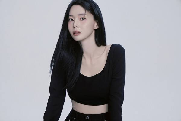 ▲ 송강호, 고소영 등과 한솥밥을 먹게 된 권나라. 제공|써브라임