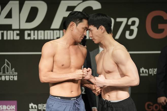 ▲ 윤형빈과 정만수(활동명 밴쯔)가 계체를 통과하고 페이스오프하고 있다. ⓒ로드FC