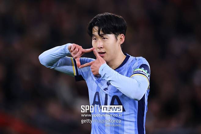 ▲ 구단 공식 채널을 통해 "손흥민이 유럽대항전 트로피를 거머쥐며 토트넘 주장 엘리트 그룹에 합류했다"고 발표했다. 명실상부 토트넘의 전설로 인정한 셈이다. 이때만 해도 웃으며 다음 시즌을 계획하는 듯했다.