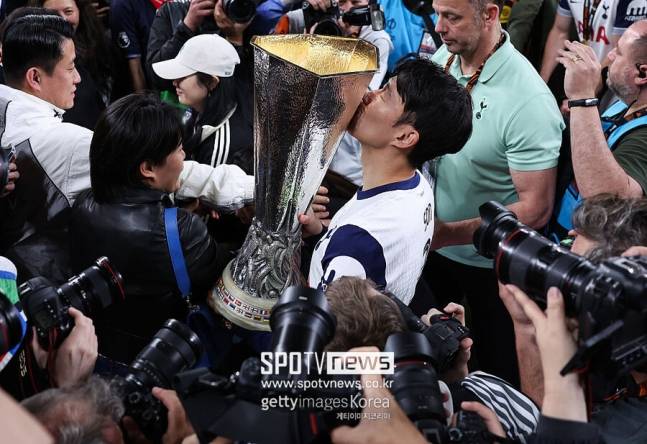 ▲ 풋볼런던은 "손흥민이 토트넘에 잔류할지 확실하지 않은 상황에서도 유니폼 모델의 주요 선수로 뽑혔다"며 "다만 다음 시즌에도 팀에 남아 이 유니폼을 입을지 불투명하다"고 바라봤다.