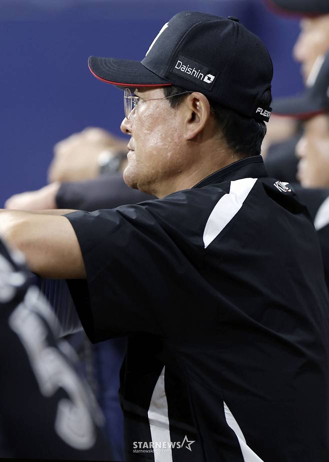 [서울=뉴시스] 최동준 기자 = 23일 서울 구로구 고척스카이돔에서 열린 2025 KBO리그 kt 위즈와 키움 히어로즈의 경기, kt 이종범 코치가 경기를 지켜보고 있다. 2025.05.23. photocdj@newsis.com /사진=최동준