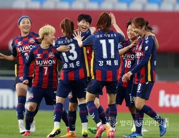 수원FC위민 조미진 첫 골, 기뻐하는 선수들.