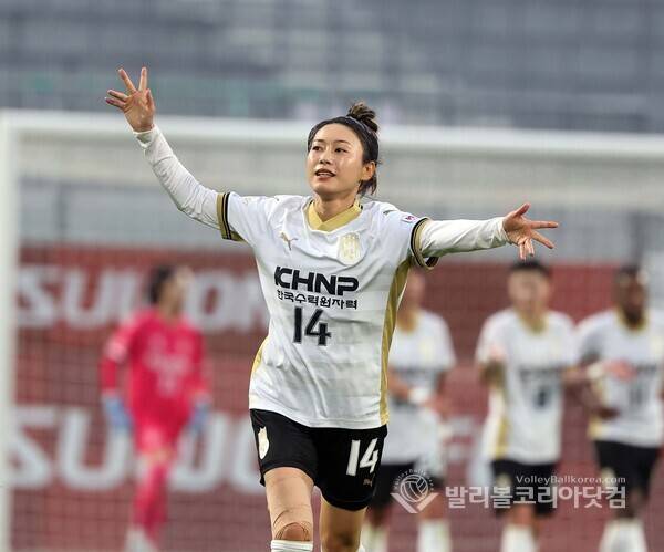 경주한수원 전은하 골 성공 환호 모습.