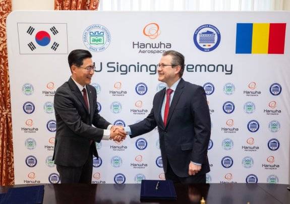 배진규 한화에어로스페이스 루마니아 법인장(왼쪽)과 미흐네아 코스토유 부쿠레슈티공대 총장이 4월 16일 부쿠레슈티에서 열린 양해각서(MOU) 체결식에 참석해 악수하고 있다. 한화에어로스페이스 제공