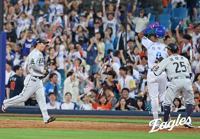 김경문 감독이 이끄는 한화 이글스는 26일 대구삼성라이온즈파크에서 열린 2025 신한 SOL Bank KBO리그 삼성 라이온즈와의 원정경기에서 3-1 역전승을 거뒀다. 한화는 이번 대구 원정 시리즈에서 1승 1패를 기록하며 선두를 유지했다. 2루수 이도윤은 만루 위기 실점을 막는 호수비를 선보였다. 한화 이글스