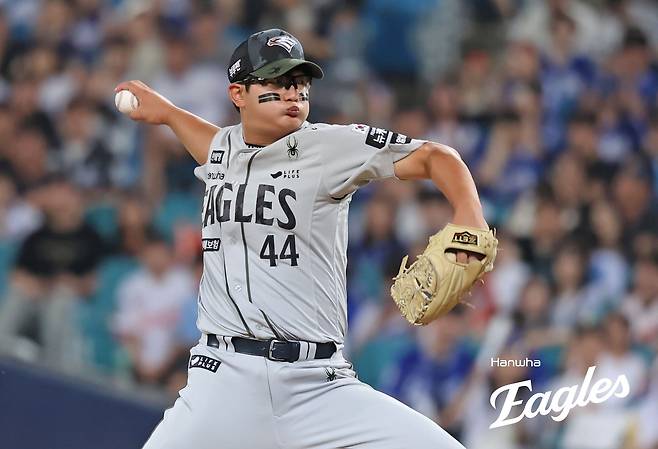 김경문 감독이 이끄는 한화 이글스는 26일 대구삼성라이온즈파크에서 열린 2025 신한 SOL Bank KBO리그 삼성 라이온즈와의 원정경기에서 3-1 역전승을 거뒀다. 한화는 이번 대구 원정 시리즈에서 1승 1패를 기록하며 선두를 유지했다. 마무리 김서현은 시즌 19세이브를 달성했다. 한화 이글스