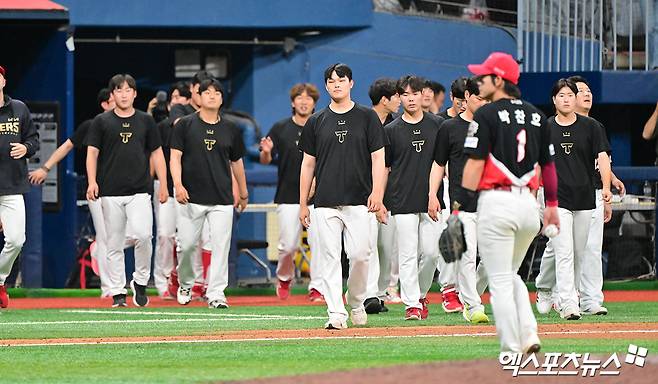 26일 오후 서울 구로구 고척스카이돔에서 열린 '2025 신한 SOL Bank KBO리그' KIA 타이거즈와 키움 히어로즈의 경기, 11회 연장 끝 KIA와 키움이 5:5 무승부를 기록했다.  경기종료 후 KIA 선수들이 그라운드를 빠져나가고 있다. 고척, 김한준 기자