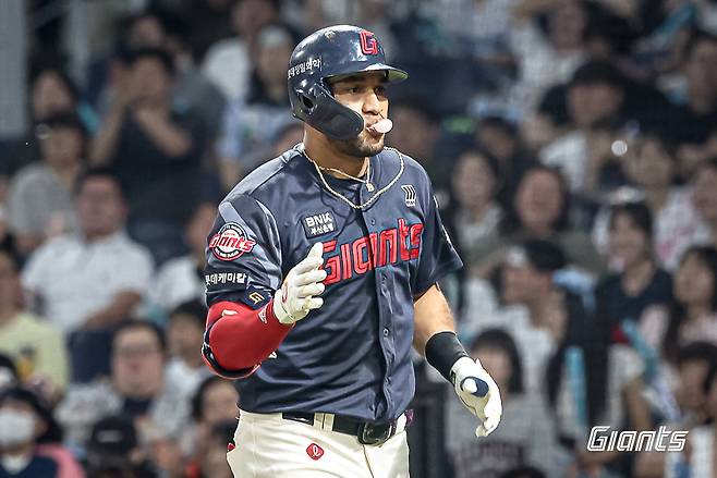 롯데 자이언츠 외국인 타자 빅터 레이예스가 26일 창원NC파크에서 열린 2025 신한 SOL Bank KBO리그 NC 다이노스와의 팀 간 7차전에서 4타수 2안타 1홈런 2타점을 기록, 팀 승리를 이끌었다. 사진 롯데 자이언츠