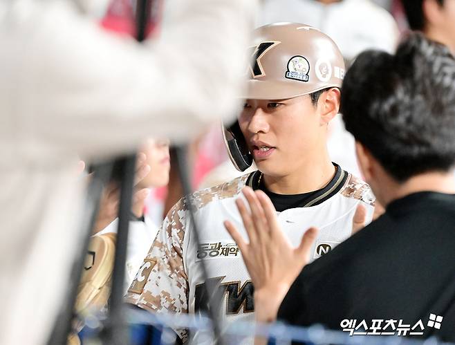 지난 26일 오후 서울 구로구 고척스카이돔에서 열린 '2025 신한 SOL Bank KBO리그' KIA 타이거즈와 키움 히어로즈의 경기, 5회말 1사 1,3루 키움 송성문이 이주형의 내야땅볼때 득점에 성공하고 있다. 엑스포츠뉴스 DB