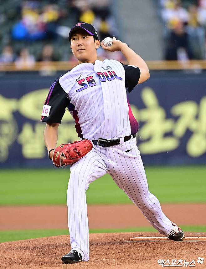 LG 트윈스가 27일 서울 잠실구장에서 2025 신한 SOL뱅크 KBO리그 KIA 타이거즈전을 치러 4대 3으로 승리했다. 이날 승리로 LG는 2연승과 함께 시즌 44승 31패 1무로 한화 이글스와 공동 1위에 올라섰다. LG는 6회 말 박동원의 역전 3점 홈런과 8회 말 문성주의 결승 적시타로 KIA를 꺾었다. 엑스포츠뉴스 DB