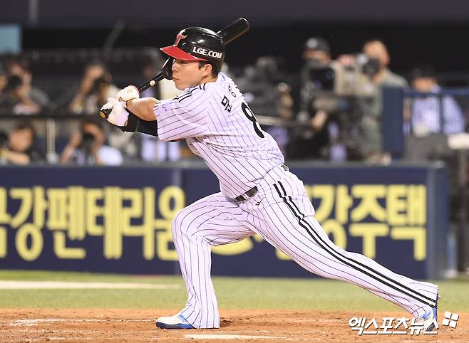 LG 트윈스가 27일 서울 잠실구장에서 2025 신한 SOL뱅크 KBO리그 KIA 타이거즈전을 치러 4대 3으로 승리했다. 이날 승리로 LG는 2연승과 함께 시즌 44승 31패 1무로 한화 이글스와 공동 1위에 올라섰다. LG는 6회 말 박동원의 역전 3점 홈런과 8회 말 문성주의 결승 적시타로 KIA를 꺾었다. 엑스포츠뉴스 DB