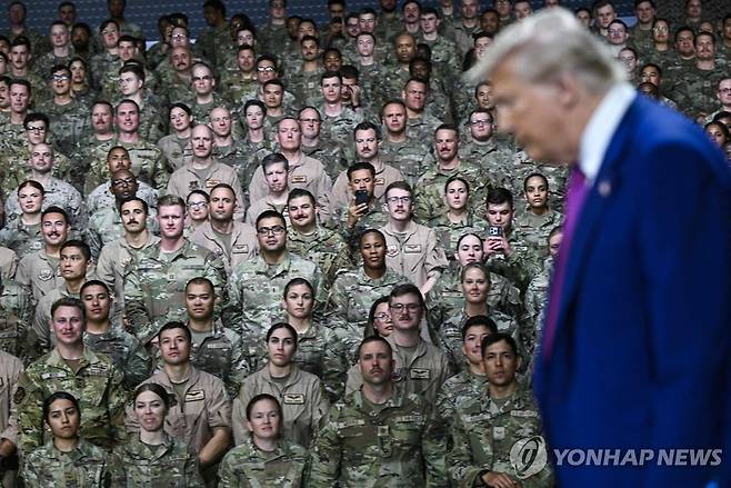 트럼프 대통령과 미군 [AFP 연합뉴스 자료사진. 재판매 및 DB 금지]