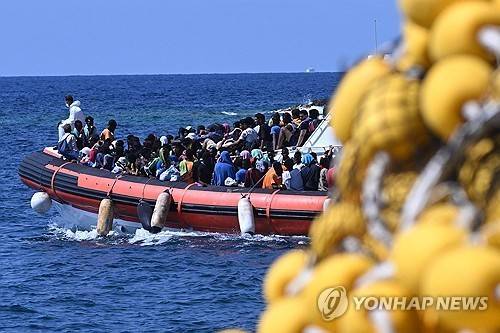 2023년 9월 이탈리아 최남단 람페두사섬으로 향하는 이민자들 [EPA 연합뉴스 자료사진. 재판매 및 DB 금지]