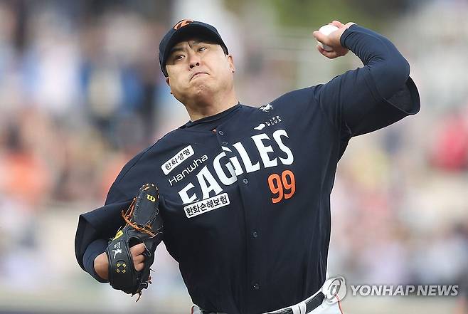 한화 류현진 역투 (창원=연합뉴스) 김동민 기자 = 30일 경남 창원NC파크에서 열린 프로야구 2025 신한 SOL 뱅크 KBO리그 한화이글스와 NC다이노스 경기. 1회 말 한화 선발 류현진이 역투하고 있다.     
    NC다이노스 홈구장인 창원NC파크에서의 경기는 구조물 낙하 사망 사고 이후 62일이다. 2025.5.30 image@yna.co.kr