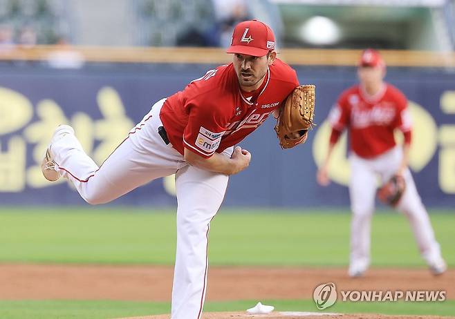 역투하는 SSG선발 앤더슨 (서울=연합뉴스) 최재구 기자 = 21일 서울 잠실야구장에서 열린 프로야구 SSG와 두산의 경기에서 SSG의 선발투수 앤더슨이 역투하고 있다. 2025.5.21 jjaeck9@yna.co.kr