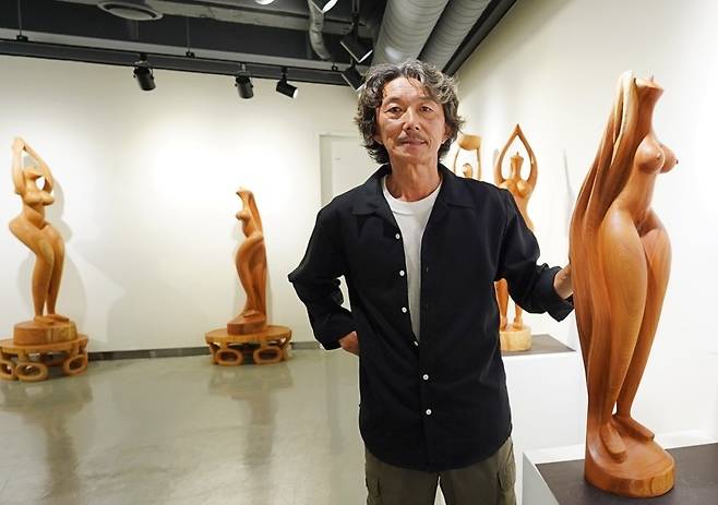 여인상 설명하는 박창호 작가 [연합뉴스 사진]