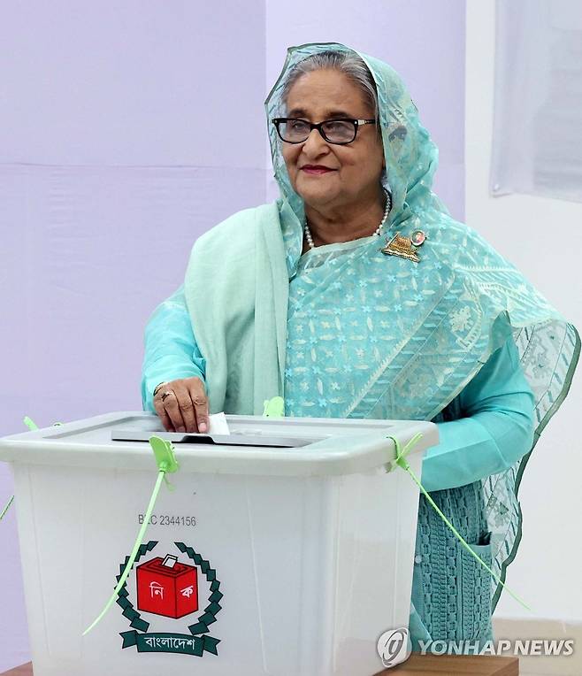 지난해 1월 투표하는 하시나 당시 방글라데시 총리 [EPA 연합뉴스 자료사진. 재판매 및 DB 금지]