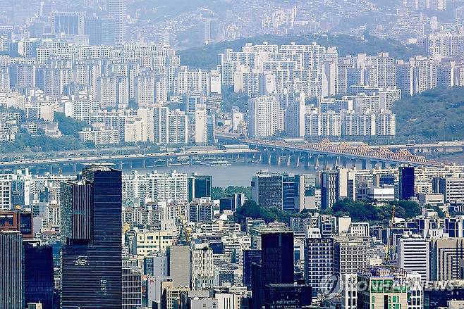 1∼4월 강남구 국민평형 평균 가격 23억 (성남=연합뉴스) 신현우 기자 = 지난 1∼4월 서울 아파트 시장에서 '강남3구'(강남·서초·송파)의 신고가 경신 거래가 '노도강'(노원·도봉·강북)의 약 25배에 달하는 것으로 나타난 가운데 22일 경기도 성남시 청계산 매바위에서 바라본 서울 강남구(아래)와 한강 이북 아파트 단지.
    부동산 중개 플랫폼 집토스가 국토부 실거래 자료를 분석한 결과에 따르면 지난 1∼4월 강남3구에서 기존의 신고가를 갈아치운 거래가 총 1천633건으로 노도강(65건)의 25배에 이른다. 같은 기간 국민평형(84㎡ 이상∼85㎡ 미만) 평균 가격은 강남3구가 23억8천370만원, 노도강이 7억3천662만원으로 16억4천708만원 차이를 보였다. 2025.6.22 nowwego@yna.co.kr