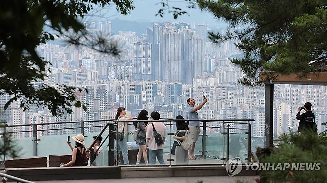 소비심리 회복에 집값상승 기대도 44개월 만에 최대 (서울=연합뉴스) 김인철 기자 = 새 정부 출범과 2차 추가경정예산 효과 등에 대한 기대로 소비자들의 경제 심리가 석 달 연속 나아진 것으로 나타난 24일 서울 남산에서 바라본 시내 아파트 모습.
이날 한국은행이 발표한 '소비자동향조사' 결과에 따르면 6월 소비자심리지수(CCSI)는 108.7로 5월(101.8)보다 6.9포인트(p) 올랐다.
주택가격전망지수도 2021년 10월 이후 3년 8개월 만에 가장 높은 수준을 보였다. 2025.6.24 yatoya@yna.co.kr