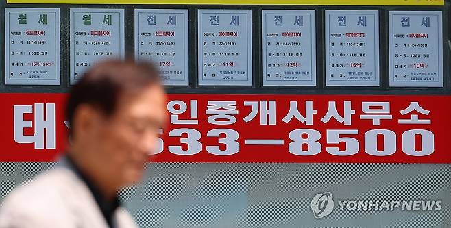 지난달 서울 평균 전세가율 45% , 강남3구는 30%대로 떨어져 (서울=연합뉴스) 김도훈 기자 = 최근 급격한 서울 집값 상승으로 서울 평균 전세가율(매매가격 대비 전세가격비율)은 8년여 만에 최저치를 기록한 가운데 23일 서울 시내의 한 부동산에 붙은 전세 매물 안내문 앞으로 시민이 지나고 있다.
    이날 부동산R114가 서울 25개 자치구 아파트 157만가구(임대 제외)의 평균 가격을 표본 삼아 분석한 결과에 따르면 지난달 서울 평균 전세가율은 45.2%로 2017년 1월 이래 최저치를 기록했다. 
    특히 강남 3구(서초37.1%, 송파 38.4%, 강남 39.1%)는 30%대를 기록한 것으로 나타났다. 2025.6.23 superdoo82@yna.co.kr